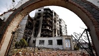 Diketahui, di Bucha, Ukraina mengatakan 410 orang tewas oleh tentara Rusia (berita 6 April). Mayat-mayat sempat bergelimpangan di jalanan dan rumah. Moskow membantah melakukan pembantaian. REUTERS/Zohra Bensemra.