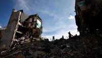Penduduk Bucha mengatakan bahwa mayat pertama dimakamkan di sini pada hari-hari awal perang, ketika Rusia membunuh banyak orang, menembak semua orang yang mereka lihat. Perkiraan jumlah mereka yang terkubur berkisar antara 150 hingga 300 orang. REUTERS/Zohra Bensemra.