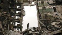 Presiden Ukraina Volodymyr Zelensky mengatakan ada kota yang mengalami nasib lebih mengerikan dari Bucha imbas serangan Rusia ke Ukraina. Kota itu adalah Borodyanka. AP Photo/Vadim Ghirda.