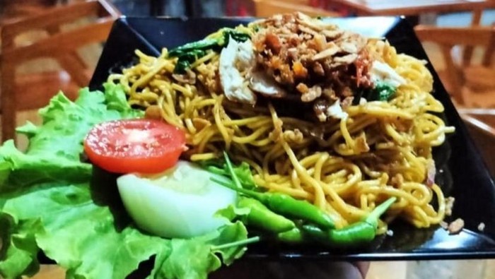Doyan Mie Goreng Sambal Terasi Banyuwangi, Pedasnya Sampai Ke Hati