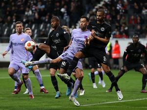 Barcelona Ditahan Imbang 10 Pemain Frankfurt