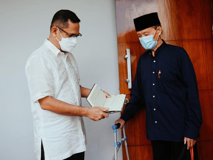 Eka Hospital Bersama Buya Syafii Maarif Wakafkan Ribuan Al-Qur’an
