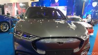 Seperti diketahui Ford Indonesia kini berada di bawah naungan RMA Group Indonesia sebagai distributor resmi. Namun Ford Mustang Mach-E First Edition itu tidak berada di bawah payung Agen Pemegang Merek, melainkan dibawa oleh dealer Sanny Auto Gallery. Pada bagian depan, grille-nya tertutup. Foto: Ridwan Arifin