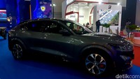 Ford Mustang Mach-E First Edition ikut mejeng Indonesia International Motor Show (IIMS) 2022. Ternyata mobil tanpa asap itu juga dijual dengan banderol miliaran rupiah. Foto: Ridwan Arifin
