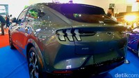 Bagian belakang Ford Mustang Mach E4X. Ford Mustang Mach-E First Edition itu mejeng di booth Ikatan Motor Indonesia. Mobil berwarna Carbonized Grey itu sudah wara-wiri di akun instagram @sannyautogallery sejak Maret 2022. Harga mobil ini dijual Rp 2,5 miliar off the road. Foto: Ridwan Arifin