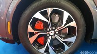 Ada beberapa model yang ditawarkan Ford Mach E secara global, yakni Select, Premium, First Edition, California, dan GT. Khusus Mach E First Edition, terdapat itur-fitur yang menjadi pembeda, di antaranya kaliper rem berwarna merah, power liftgate, dan panoramic glass roof. Foto: Ridwan Arifin