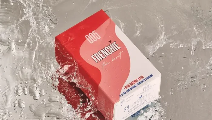 Frenchie Frenchie Beret, kondom mengandung hyaluronic acid.