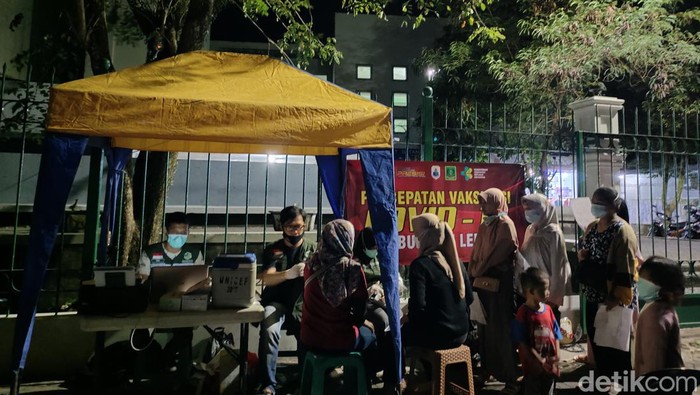 Gerai vaksinasi malam hari di Lebak, Banten