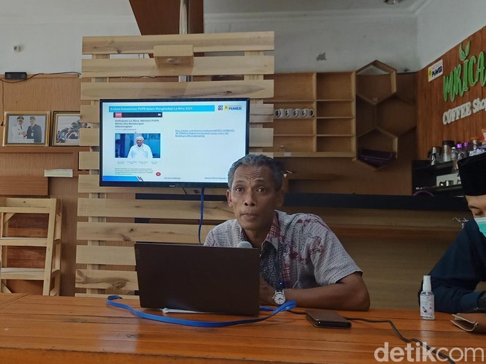 GM PT Indonesia Power Mrica PGU, PS Kuncoro (baju batik) saat jumpa pers terkait banjir lumpur di Sungai Serayu, Banjarnegara, Jumat (8/4/2022).