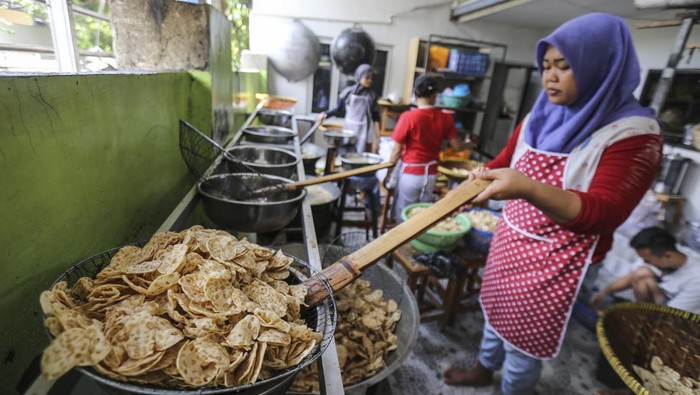 Gurih, Permintaan Keripik Tempe Meningkat Saat Ramadan Pekerja memilah keripik tempe sagu untuk dikemas di Pawon Mutiara, Depok, Jawa Barat, Kamis (7/4/2022). Permintaan produksi keripik tempe sagu saat bulan Ramadhan mengalami kenaikan dari biasanya 100 kilogram per hari menjadi 200 kilogram per hari dengan harga jual Rp50 ribu - Rp70 ribu per kilogram tergantung kualitas. ANTARA FOTO/Asprilla Dwi Adha/wsj.