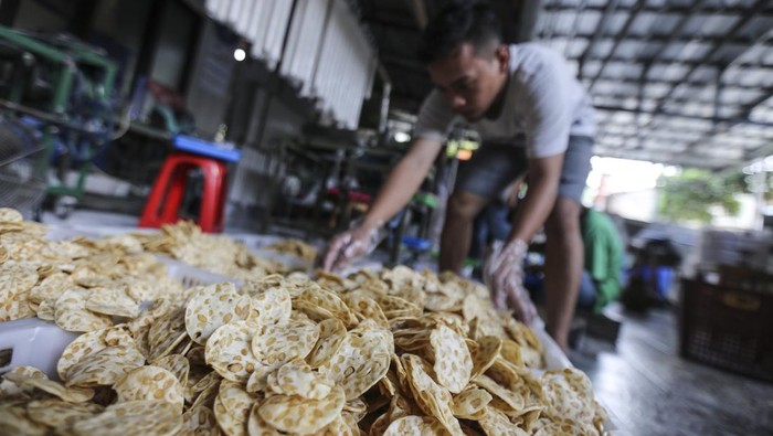Gurih, Permintaan Keripik Tempe Meningkat Saat Ramadan Pekerja memilah keripik tempe sagu untuk dikemas di Pawon Mutiara, Depok, Jawa Barat, Kamis (7/4/2022). Permintaan produksi keripik tempe sagu saat bulan Ramadhan mengalami kenaikan dari biasanya 100 kilogram per hari menjadi 200 kilogram per hari dengan harga jual Rp50 ribu - Rp70 ribu per kilogram tergantung kualitas. ANTARA FOTO/Asprilla Dwi Adha/wsj.