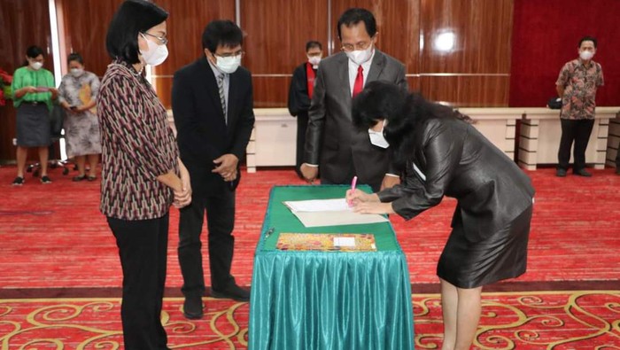 Guru besar di Unsrat Manado, Prof Grace Kandou akhirnya dilantik setelah melayangkan protes.