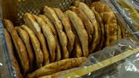 Roti ini berbentuk bulat dan pipih, serta punya kerak berpola di atasnya. Roti dapat dibuat dengan tangan maupun dengan mesin di pabrik.