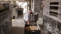 Toko-toko penjual roti dan juga pedagang lapak pinggir jalan dipastikan akan membuat Ramazan Pide ini sepanjang bulan Ramadan. Sedapppp