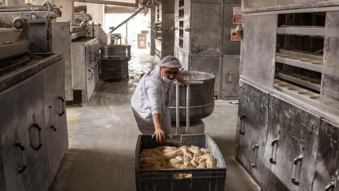 Harumnya Pide, Roti Khas Turki yang Hanya Ada di Bulan Ramadan ISTANBUL, TURKEY - APRIL 01: An employee at the Istanbul municipalities Halk Ekmek (People's Bread) factory prepares a