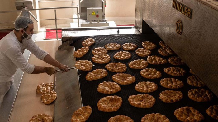 ISTANBUL, TURKEY - APRIL 01:  An employee at the Istanbul municipalities Halk Ekmek (People's Bread) factory prepares a 
