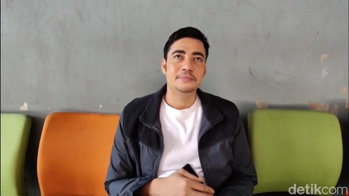 Mantan Suami Kalina Oktarani dukung Vicky menang lawan tinju Ricky Miraza.
