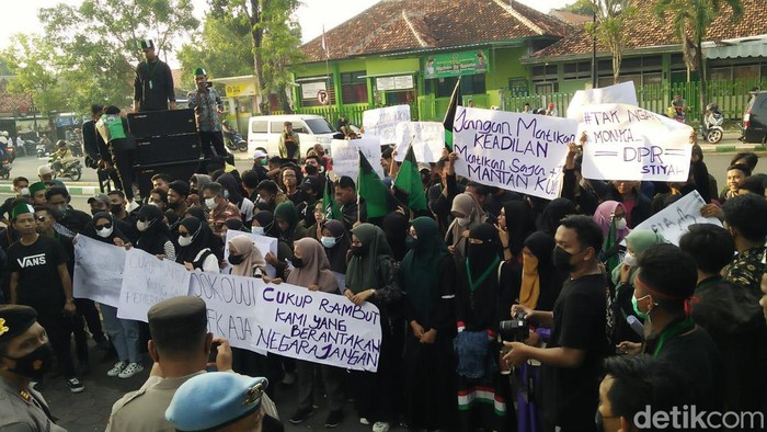 HMI Pamekasan demo di DPRD