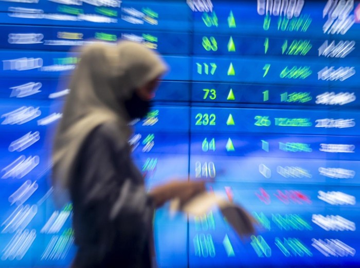 Pekerja berjalan dengan latar belakang layar pergerakan harga saham di gedung Bursa Efek Indonesia, Jakarta, Jumat (8/4/2022). Indeks Harga Saham Gabungan (IHSG) hari Jumat (8/4) sore ditutup naik 83,46 poin atau 1,17 persen menembus level  7.210. ANTARA FOTO/Muhammad Adimaja/wsj.