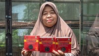 Pemilk industri makanan olahan tomat rasa kurma atau Torakur, Ngesti menunjukkan produk Torakur. Industri rumahan ini sempat berhenti akibat pandemi COVID-19, dan mulai produksi kembali.