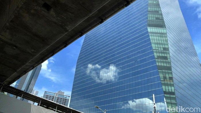Langit Jakarta terpantau cerah pagi ini. Namun, BMKG menyebut ada potensi hujan disertai kilat/petir dan angin kencang berdurasi singkat di siang dan sore hari.