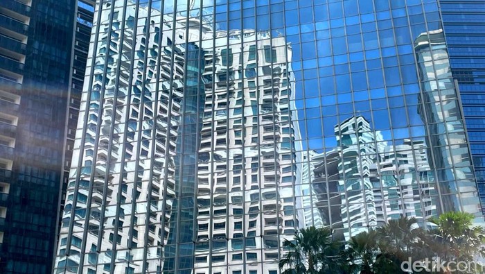 Langit Jakarta terpantau cerah pagi ini. Namun, BMKG menyebut ada potensi hujan disertai kilat/petir dan angin kencang berdurasi singkat di siang dan sore hari.
