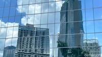 Langit Jakarta terpantau cerah pagi ini, Jumat (8/1/2022).