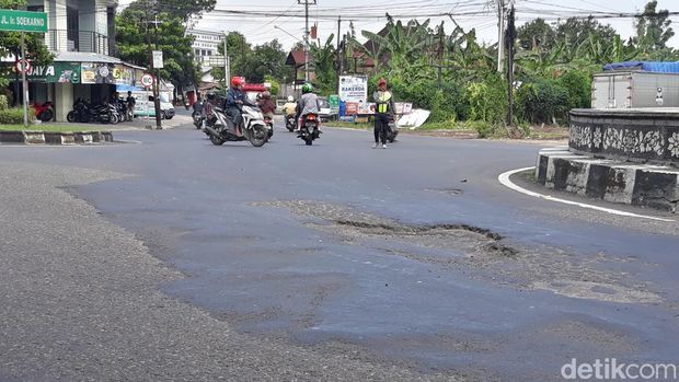 Jalan berlubang di IR Soekarno Solo Baru