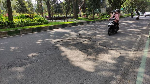 jalan berlubang di kota malang