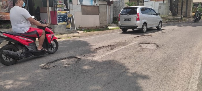 jalan berlubang di kota malang