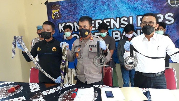 Jumpa pers Polsek Imogiri, Bantul, amankan empat pelajar yang bawa gir modifikasi, Jumat (8/4/2022).