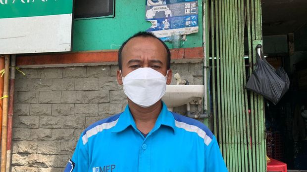 Juru parkir Pasar Mampang Prapatan, Nurali (43),