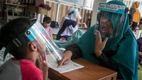 Guru mengajari siswa penyandang tuna rungu membaca Iqra dengan metode membaca gerak bibir saat mengikuti kegiatan Pesantren Kilat Ramadan Tuna Rungu di SLB B Prawestri, Karanganyar, Jawa Tengah, Kamis (7/4/2022).   