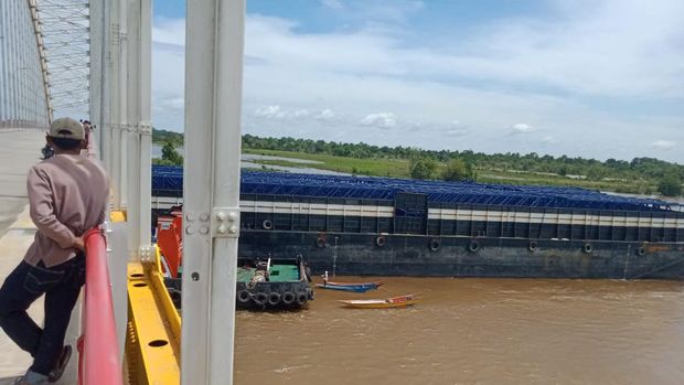 Kapal ponton bawa 1.600 ton konpeyor tabrak jembatan Martadipura, Kukar (Dok. Istimewa)