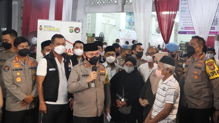 Kapolda Metro Jaya Irjen Fadil Imran (tengah)