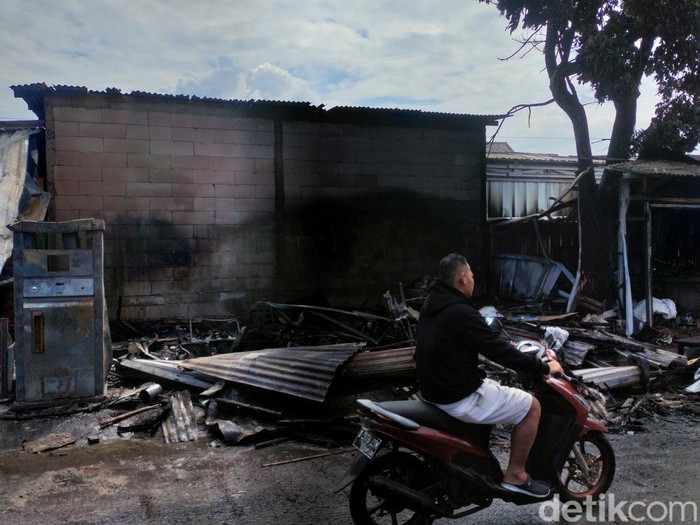 Kebakaran pom mini di Gede Bage Bandung.