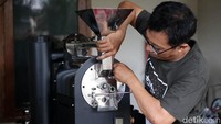 Tak haya di dalam negeri, bahkan negara tetangga seperti Malaysia juga pernah memesan mesin roaster miliknya.