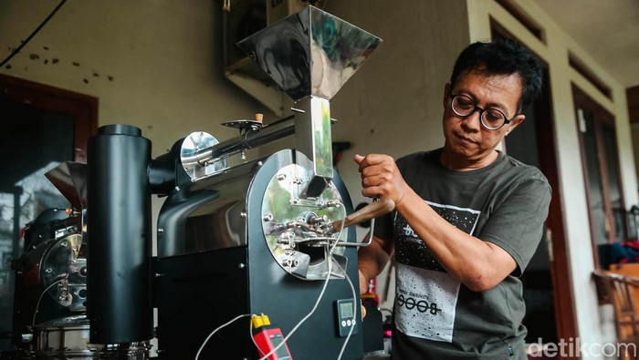 Keren, Mesin Roasting Biji Kopi Ini Karya Anak Bangsa Gunardi Mulyawan, pemilik dari Minicaff Roaster, tengah melakukan tahapan finishing ke salah satu mesin roasting biji kopi di kediamannya, Kota Tangerang, Jumat (8/4/2022). Gunardi menciptakan Minicaff karena kecintaannya terhadap kopi dan melihat mangsa pasar yang ada di dalam negeri.