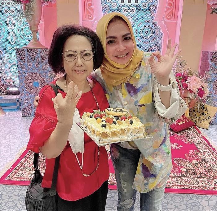 Keseruan Mama Rieta Saat Belajar Bikin Kue hingga Ngemil Durian Keseruan Mama Rieta Saat Belajar Bikin Kue hingga Ngemil Durian