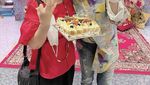 Keseruan Mama Rieta Saat Belajar Bikin Kue hingga Ngemil Durian