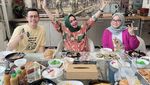 Keseruan Mama Rieta Saat Belajar Bikin Kue hingga Ngemil Durian
