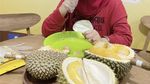 Keseruan Mama Rieta Saat Belajar Bikin Kue hingga Ngemil Durian