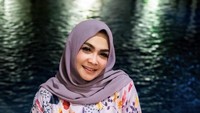 Berlibur ke Yogyakarta, Mama Rieta pilih menu makan malam fine dining dengan pemandangan kolam renang yang keren. Suasananya nyaman dan sejuk. Foto: Instagram @rieta_amilia
