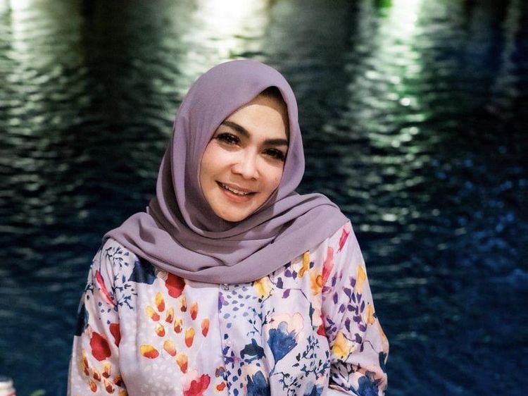 Keseruan Mama Rieta Saat Belajar Bikin Kue hingga Ngemil Durian