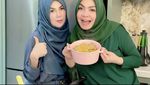 Keseruan Mama Rieta Saat Belajar Bikin Kue hingga Ngemil Durian