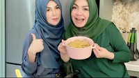 Besanan dengan Bunda Amy, selaku ibu dari Raffi Ahmad. Mama Rieta ucapkan selamat ulang tahun untuk Bunda Amy, dengan pose mereka berdua makan bareng. Foto: Instagram @rieta_amilia