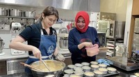 Belajar baking membuat kue dan pastry dengan chef profesional. Wajah antusias Mama Rieta tak bisa dibohongi. Tak hanya membuat satu porsi kue saja, Mama Rieta langsung buat banyak kue. Foto: Instagram @rieta_amilia