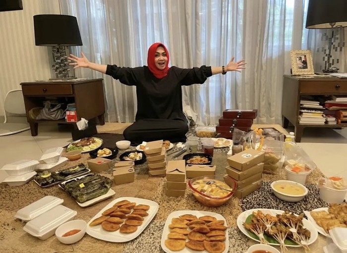 Keseruan Mama Rieta Saat Belajar Bikin Kue hingga Ngemil Durian Keseruan Mama Rieta Saat Belajar Bikin Kue hingga Ngemil Durian