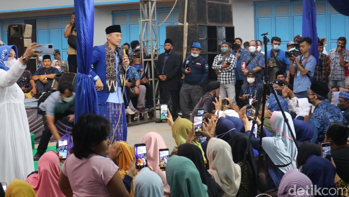 Ketum Partai Demokrat AHY saat berkunjung ke Desa Prawoto, Jumat (8/4/2022).