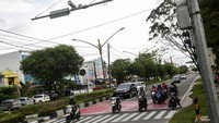 Pengendara berhenti mengikuti isyarat lampu lalu lintas di kawasan yang terdapat kamera pengawas atau Closed Circuit Television (CCTV).